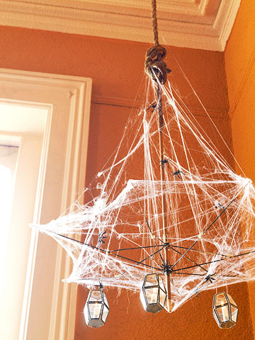 idées-originales décoration pour Halloween parapluie-support-metal-toile-araignée