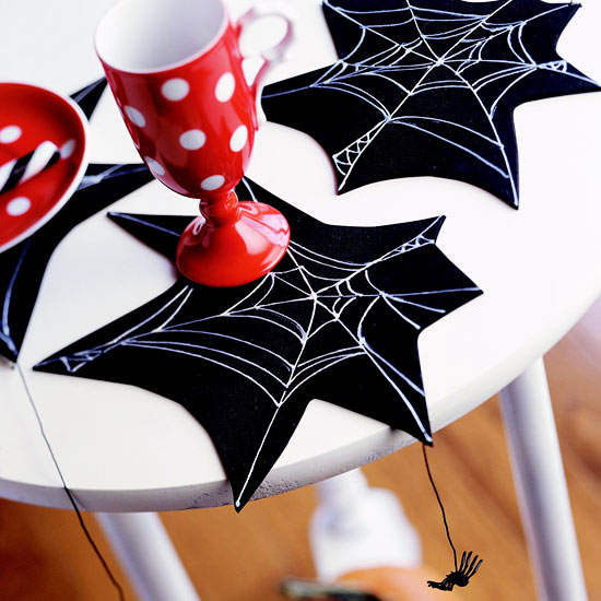 idées-originales-décoration-pour-Halloween-serviette-toile-araignée-glace-rouge-blanc