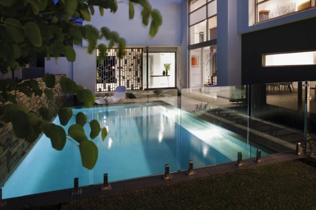 idée-piscine-de-jardin-rectangulaire-nuit-beau-luminaire