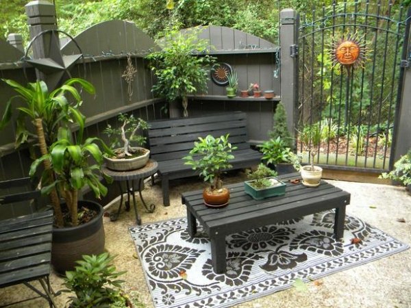 idée-aménagement-de-jardin-table-basse-bois-coin-repos