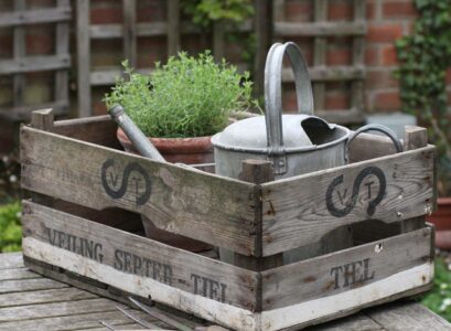 idée-aménagement-jardin-miniature-arrosoir-caisse-vin