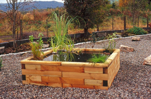 idée-bassin-de-jardin-bois-latte-gravier