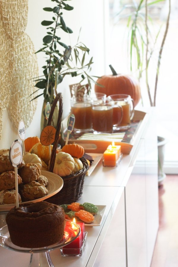 idée-décoration-buffet-gâteux-citrouilles-bougies