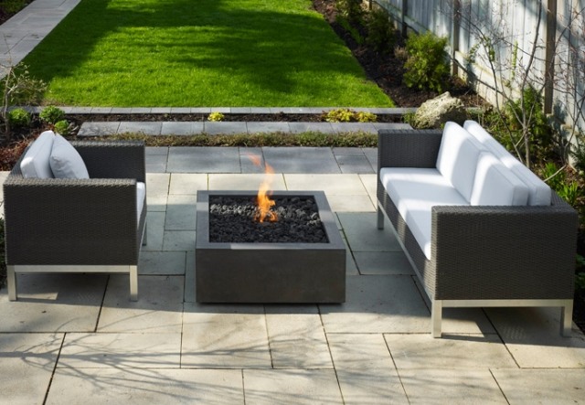 idée-foyer-extérieur-rectangulaire-canapé-fauteuil-rotin