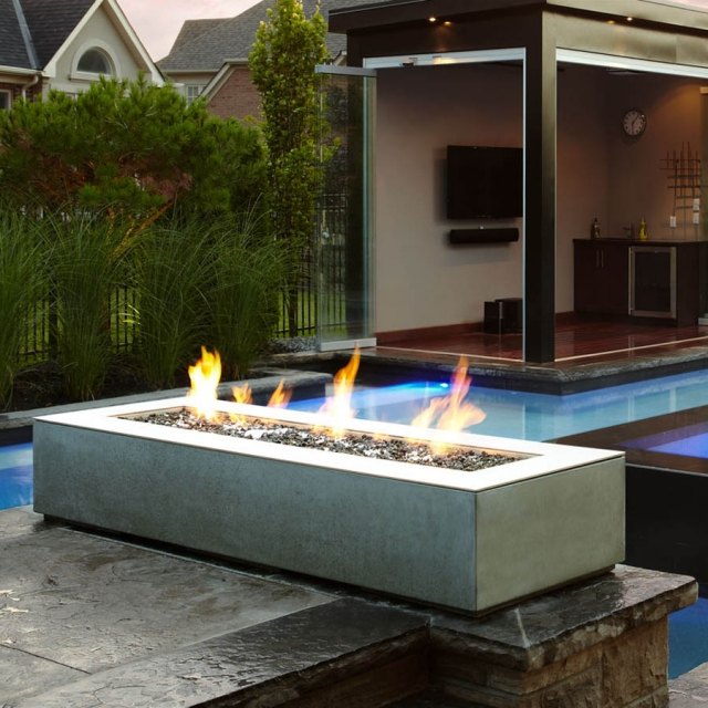 idée-foyer-extérieur-rectangulaire-piscine