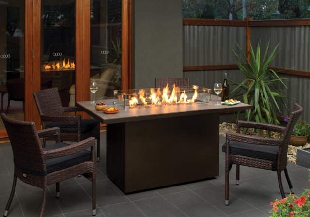 idée-foyer-extérieur-table-meubles-rotin