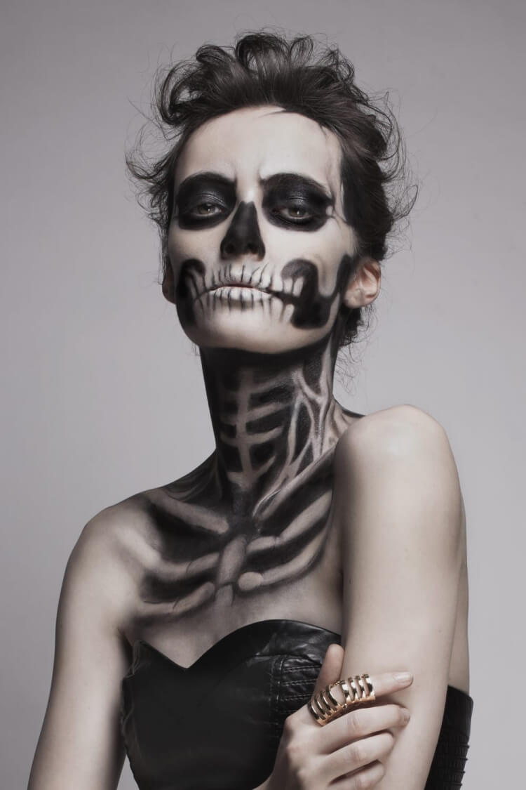 idée maquillage Halloween pour femme squelette en noir blanc