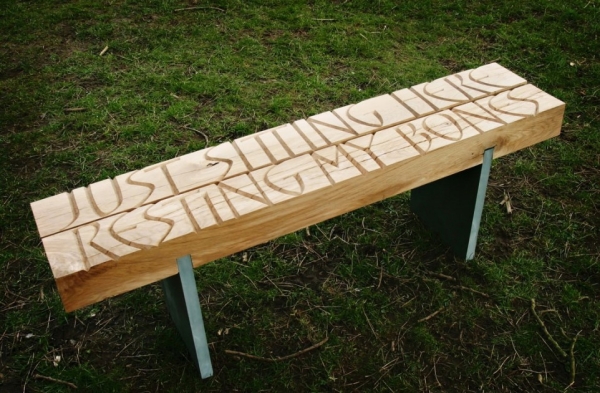 idée-originale-banc-de-jardin-bois-message-original