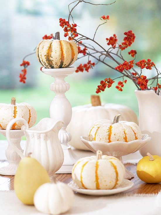 idée-originale-déco-de-table-citrouilles-blanches-accents-jaunes