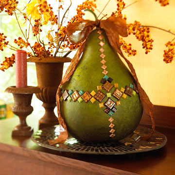 idée-originale-déco-de-table-citrouilles-poires-plantes-jaunes