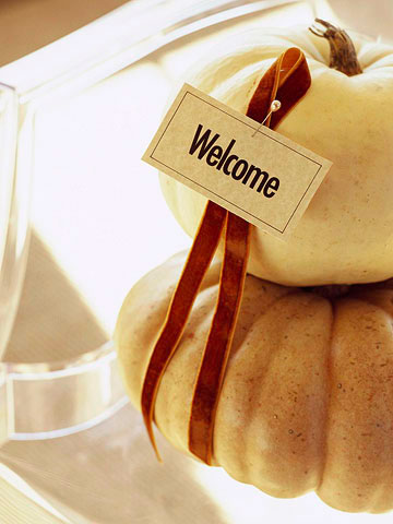 idée-originale-déco-de-table-citrouilles-souhaiter-la-bienvenue