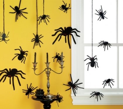 idée-originale-décoration-d'Halloween-araignées-noires