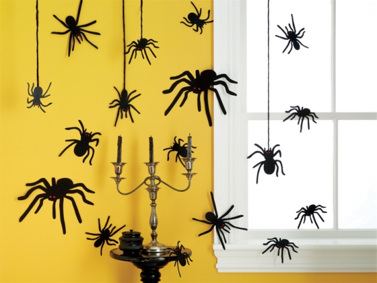 idée-originale-décoration-d'Halloween-araignées-noires