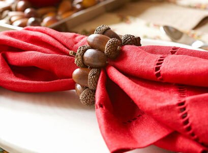 idée-originale-décoration-d'automne-bracelet-glands-serviette-tissu-rouge