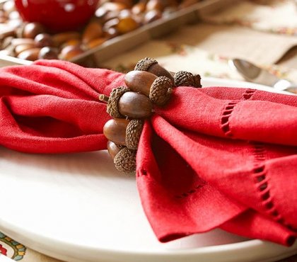 idée-originale-décoration-d'automne-bracelet-glands-serviette-tissu-rouge