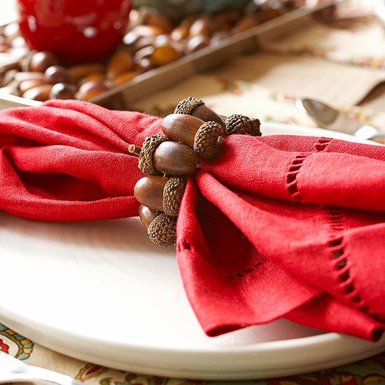 idée-originale-décoration-d'automne-bracelet-glands-serviette-tissu-rouge