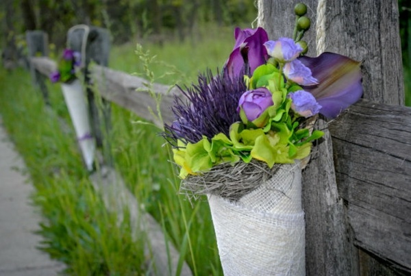 idée-originale-décoration-d'automne-cône-toile-lin-bouquet-fleurs-paille