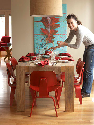 idée-originale-décoration-d'automne-table-serviettes-rouges-tableau-feuille-chêne