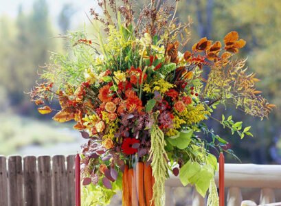 idée-originale-décoration-de-table-dautomne-bougeoirs-citrouilles-bouquets