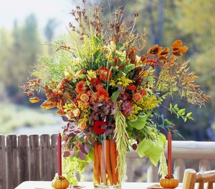 idée-originale-décoration-de-table-dautomne-bougeoirs-citrouilles-bouquets