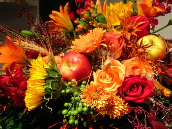 idée-originale-décoration-de-table-d'automne-fleurs-pommes