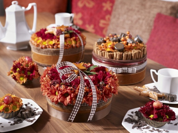 idée-originale-décoration-de-table-d'automne-fleurs-rubans-motifs-carrés