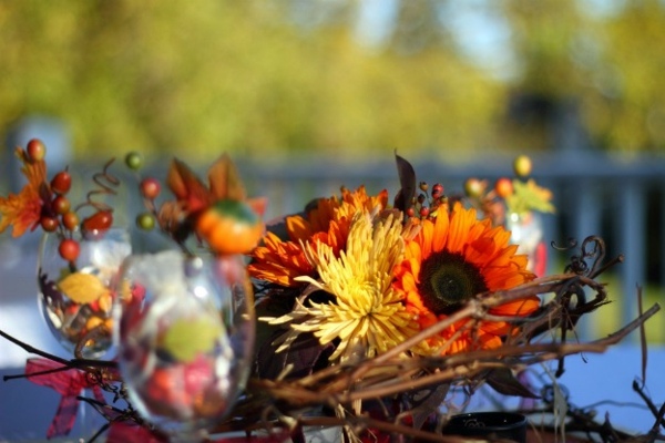 idée-originale-décoration-de-table-d'automne-fleurs-verre
