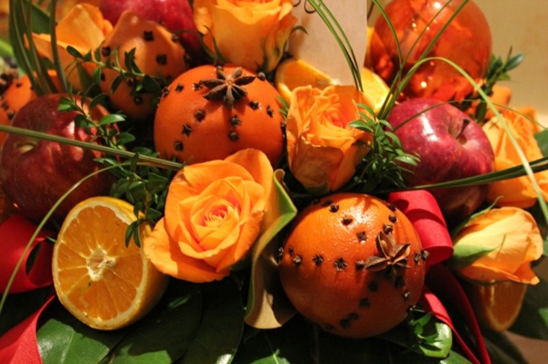 idée-originale-décoration-de-table-d'automne-roses-oranges