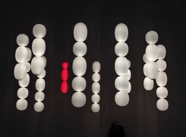 idée-originale-luminaire-design-bulle-blanche-rouge