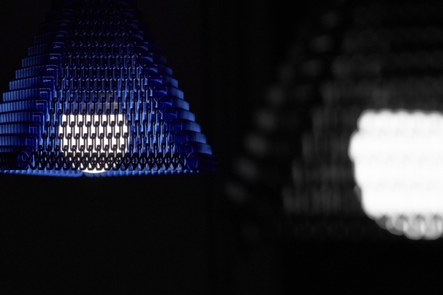 idée-originale-luminaire-design-lampe-plafond-bleue