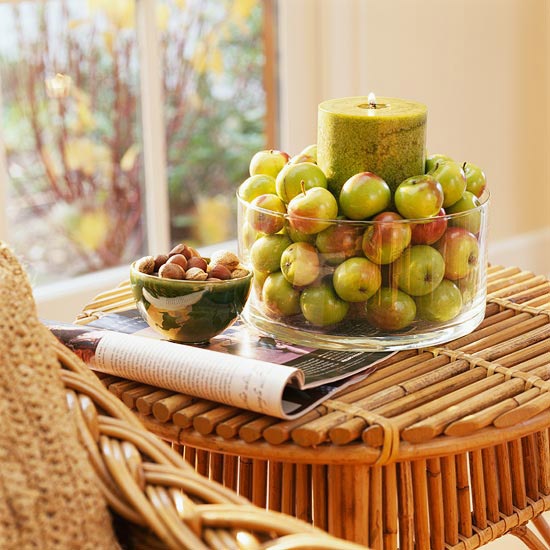 idées-de-déco-automnales-originales-matériaux-naturels-pommes-bougie-noix
