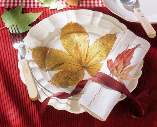 idées-de-déco-originales-automne-bracelet-serviette-feuilles