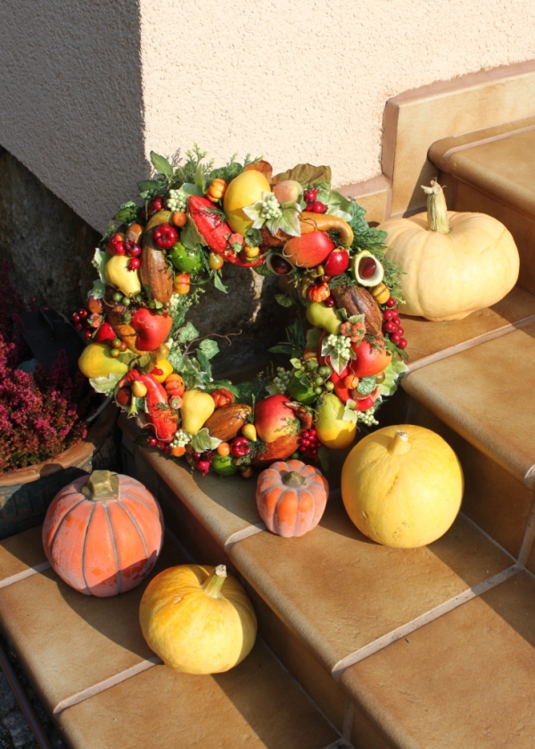 idées-de-déco-originales-automne-couronne-citrouille-escalier