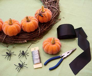 idées-déco-automne-couronne-petites-citrouilles-araignées-plastique