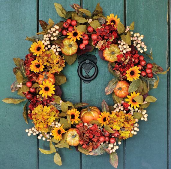 idées-déco-automne-couronne-petites-citrouilles-baies-fleurs