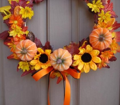 idées-déco-automne-couronne-petites-citrouilles-fleurs-artificielles