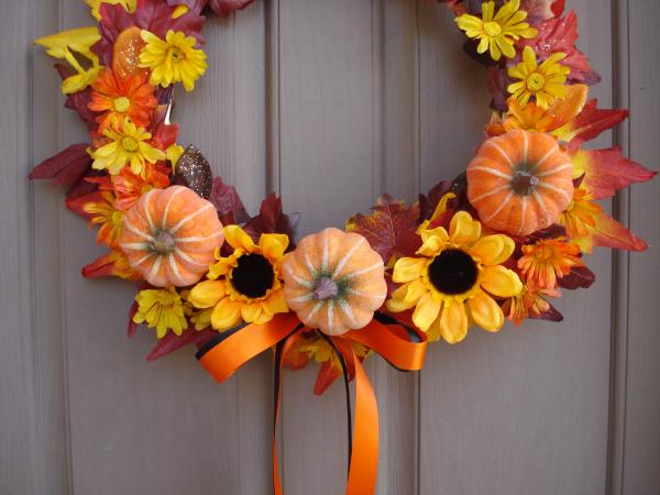 idées-déco-automne-couronne-petites-citrouilles-fleurs-artificielles