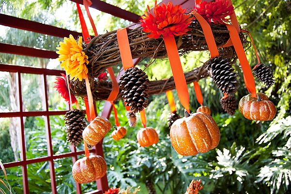 idées-déco-automne-couronne-petites-citrouilles-fleurs-automnales