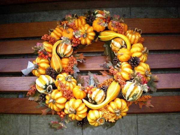 idées-déco-automne-couronne-petites-citrouilles-gourdes-baies-feuilles