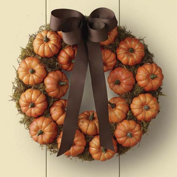 idées-déco-automne-couronne-petites-citrouilles-ruban-brun