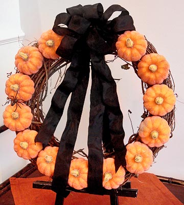 idées-déco-automne-couronne-petites-citrouilles-ruban-noir-satin