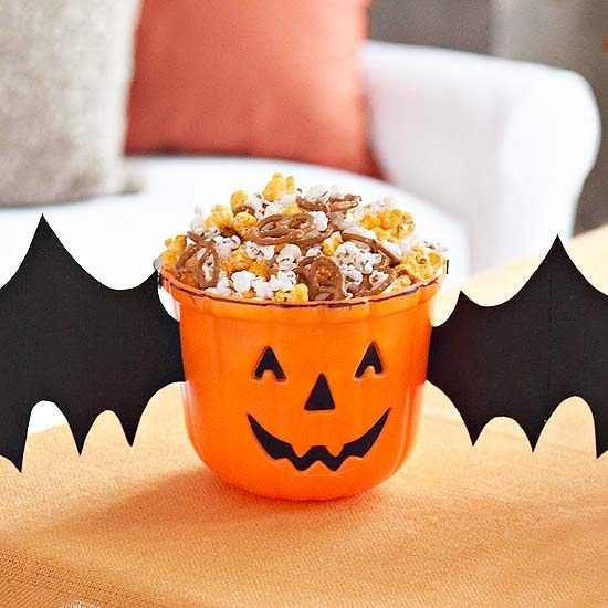 idées-décoration-Halloween-chats-noirs-chauves-souris-pot-confiserie