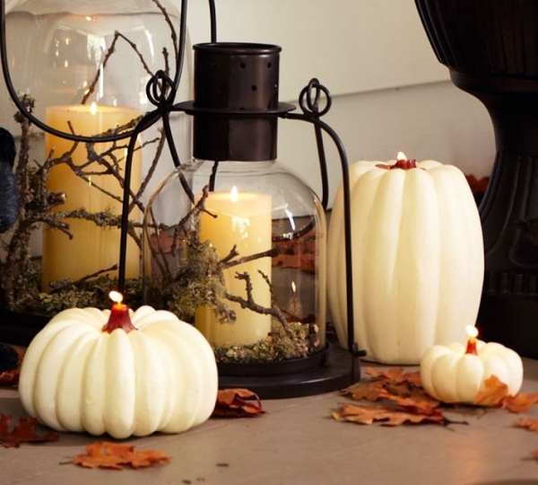idées-décoration-automnale-lanternes-bougies-citrouilles-blanches-flammes