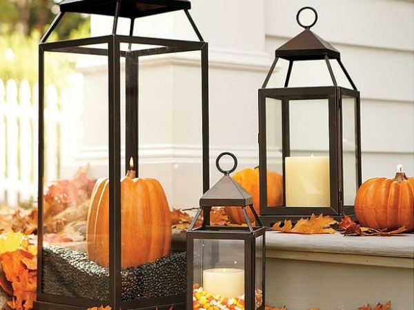 idées-décoration-automnale-lanternes-bougies-citrouilles-feuilles