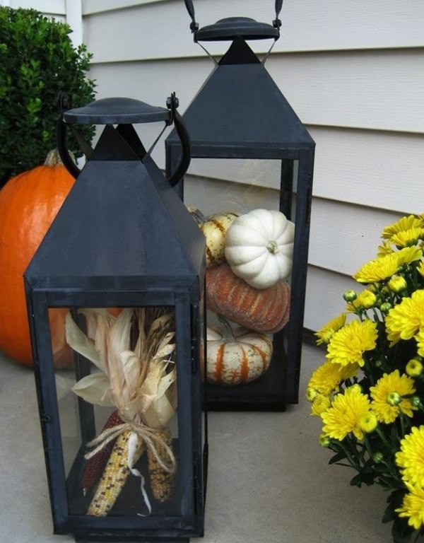 idées-décoration-automnale-lanternes-bougies-fer-citrouilles-petites