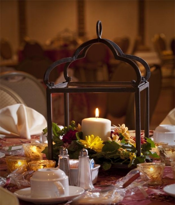 idées-décoration-automnale-lanternes-bougies-fleurs-intérieur
