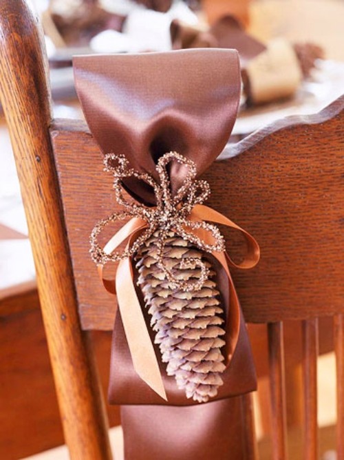 idées-décoration-chaises-automnale-pommes-pins-rubans