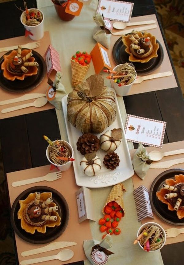 idées-décoration-table-automnale-citrouilles-citrouilles-bonbons-pommes-pin