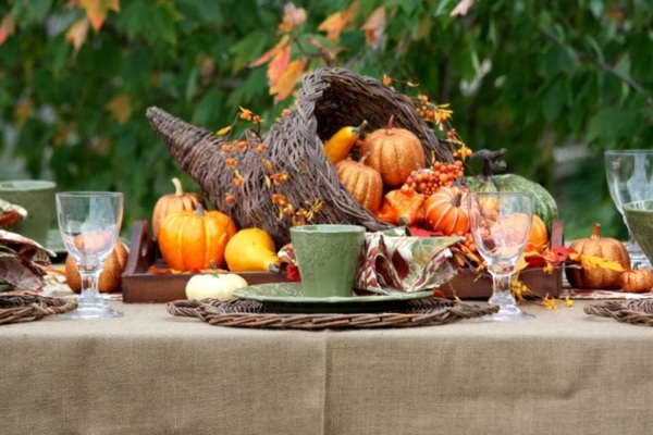 idées-décoration-table-automnale-citrouilles-corne-abondance