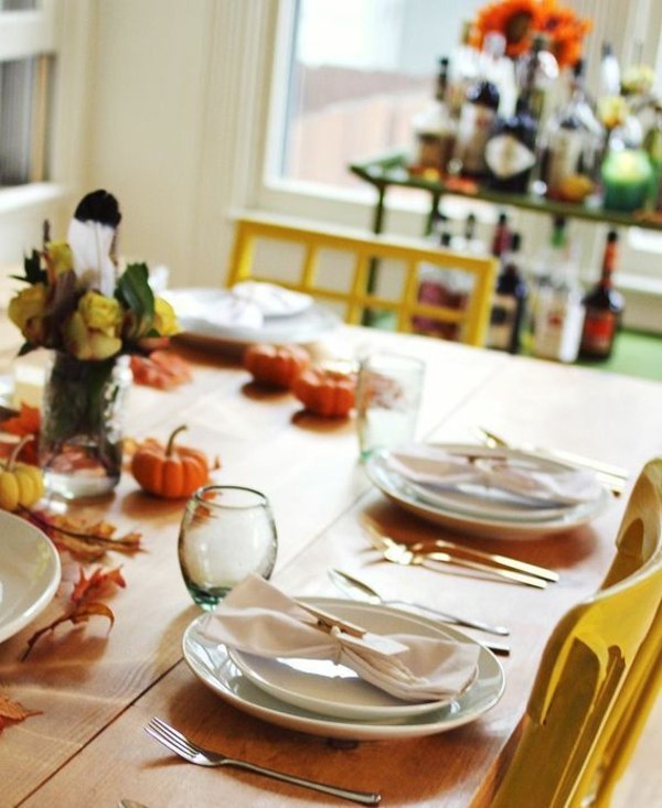 idées-décoration-table-automnale-citrouilles-petites-bouquet-fleurs